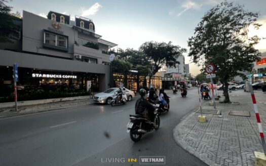 BUSY STREET IN THAO DIEN, HCMC