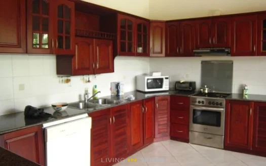 ID: 970 | Large house with garden and pool for rent