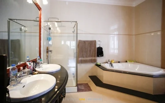 ID: 995 | Large 5-bedroom house with garden and private pool