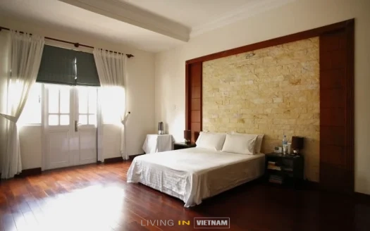 ID: 995 | Large 5-bedroom house with garden and private pool